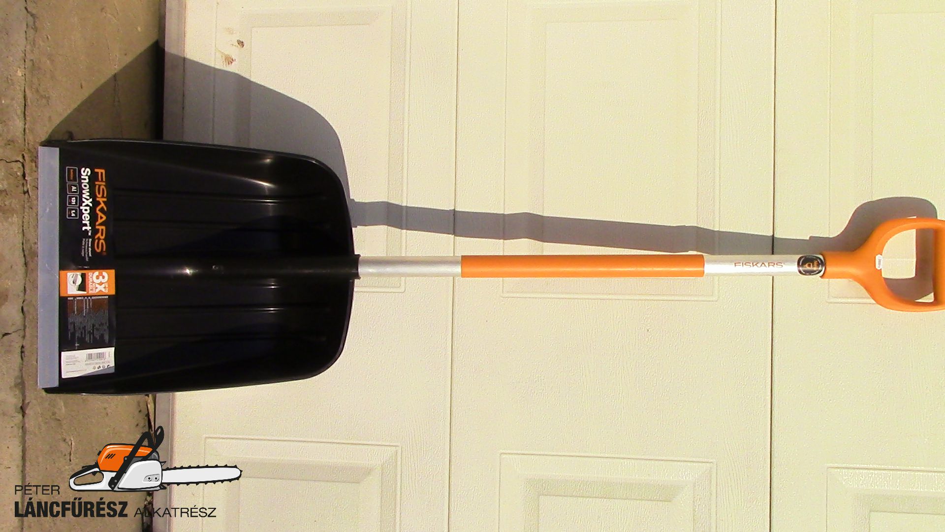 FISKARS 35cm széles, 131cm magas, alu élvédős, alu nyél, műanyag bevonattal, 